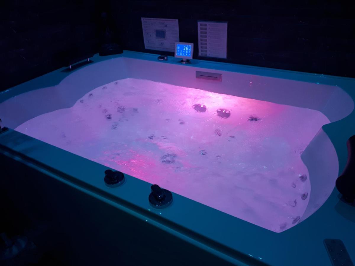 Spa Privatif Love Room, Le Hammam Et Bulles, Chez Nuits Chartraines 샤르트르 외부 사진